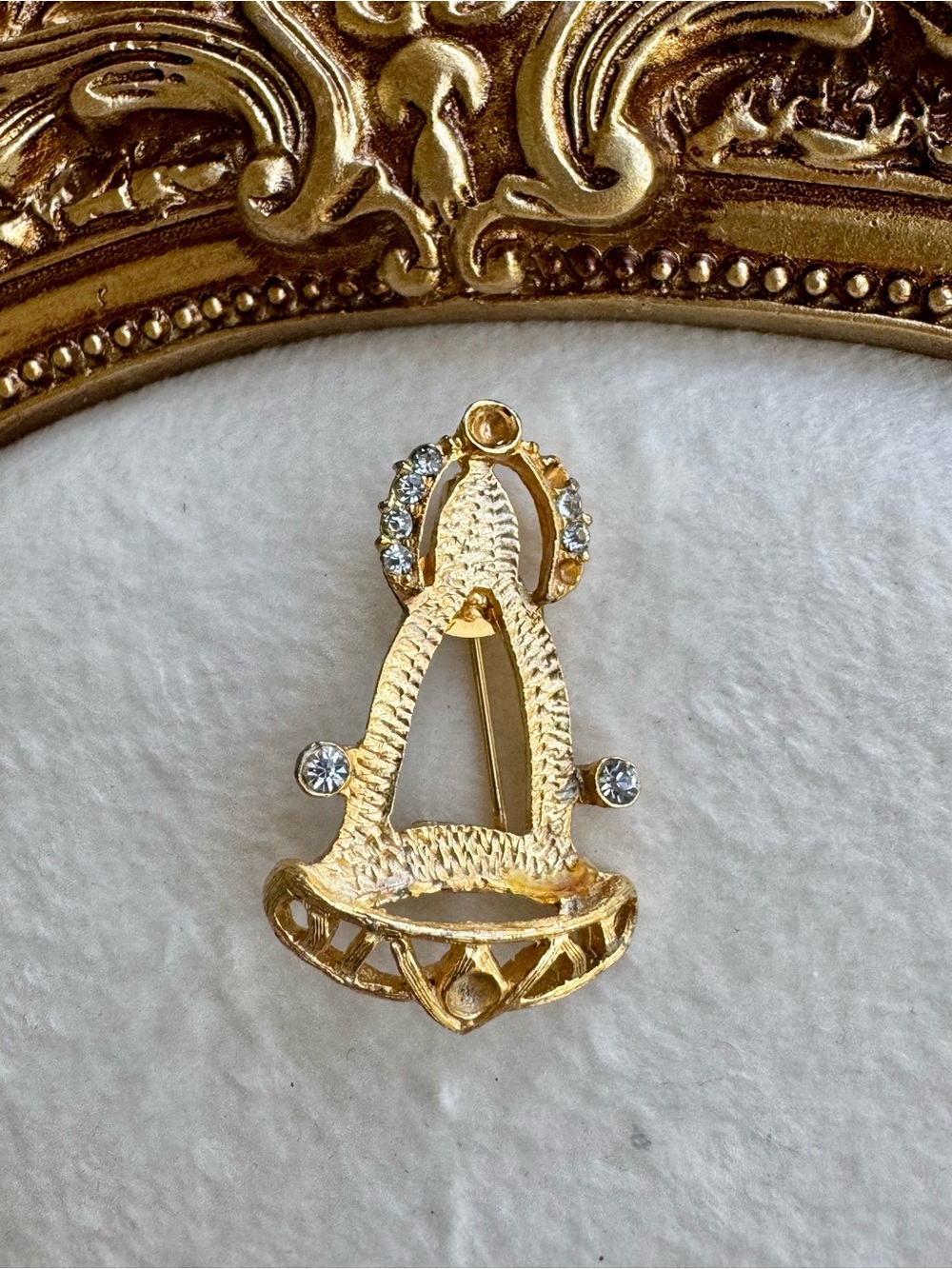 Hattie Carnegie Signed Christmas Bell Brooch Gold Tone Clear Rhinestone As Is